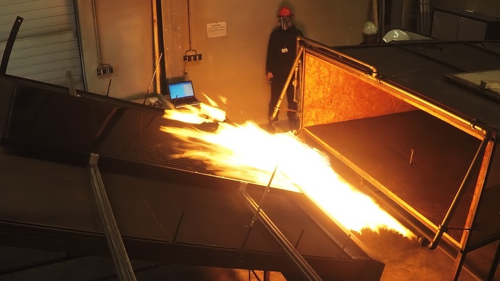 A Solarwatt glass-glass panel is exposed to a gas flame with a combustion power of 378 kW for 10 minutes under the influence of wind. - © Solarwatt
