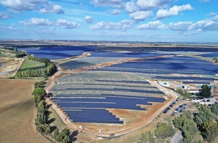The subsidy-free 175 MW solar park park Don Rodrigo south of Sevilla is financed through a PPA. - © BayWa r.e.
