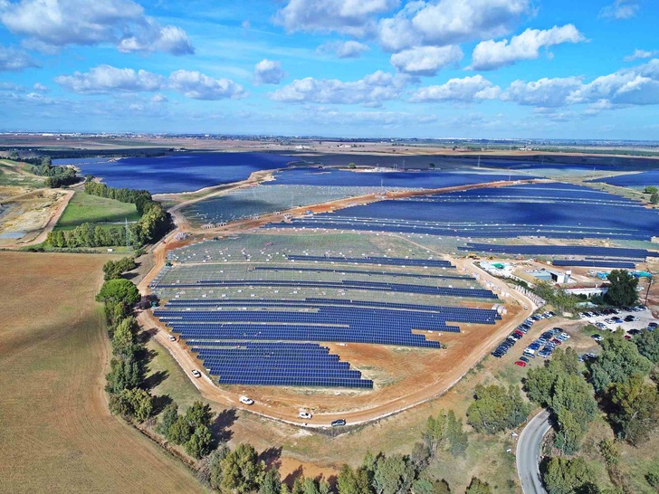 10,000 solar panels per day are currently installed at Don Rodrigo PV park in Spain. By the end of December the construction shall be finished. - © BayWa r.e.
