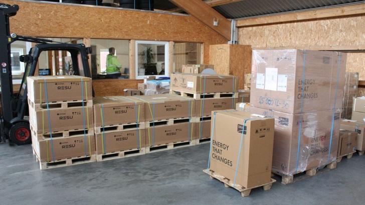 Look into the warehouse of EWS in Handewitt near the German-Danish border. - © HS
