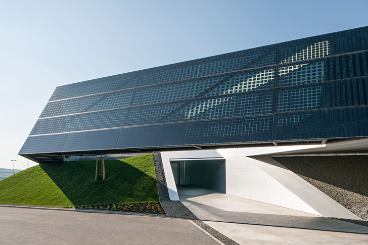 Example of modern solar architecture with wall-integrated modules. - © Ertex Solar
