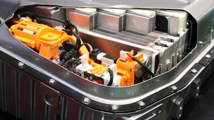 Metal containment of a lithium storage system.