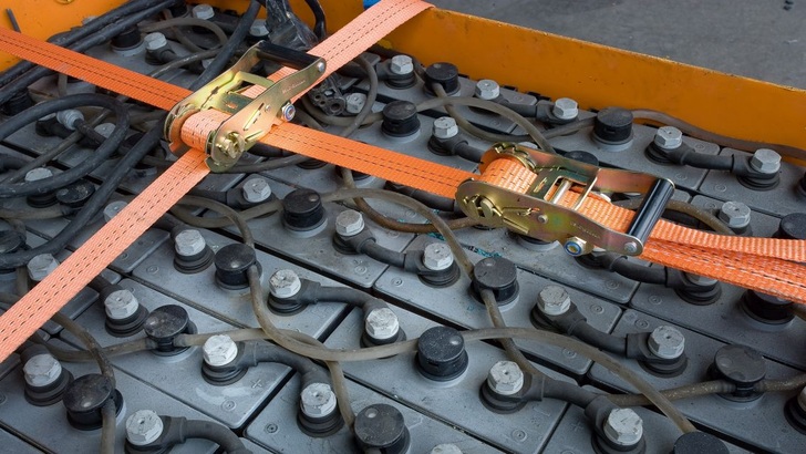 The return of used storage batteries at the end of lifetime is a task for the installer.