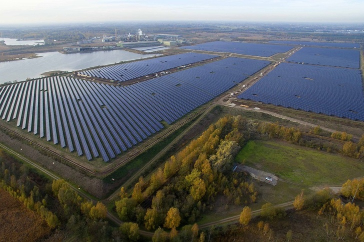 44MW Budel solar farm was developed in collaboration with the Dutch province of Noord-Brabant and the community of Cranendonck, and is built on land previously used by the Nyrstar zinc smelter. - © Solarcentury
