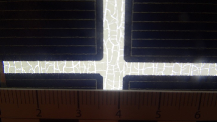 Shining light through this faulty module reveals fine hairline cracks in the back foil.