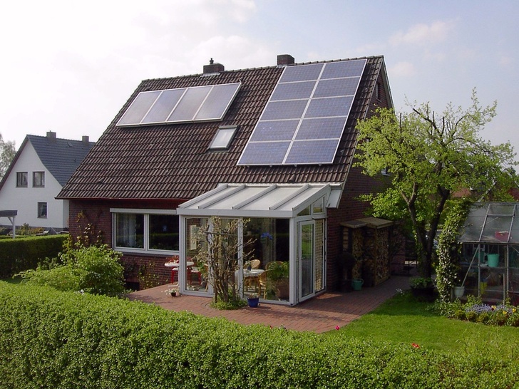 IBC SOLAR expands its residential business in Switzerland and cooperates with energy provider EKS in the distribution of PV components. - © IBC SOLAR

