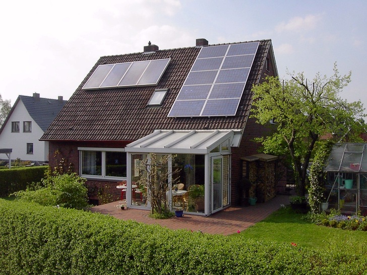 IBC SOLAR expands its residential business in Switzerland and cooperates with energy provider EKS in the distribution of PV components.