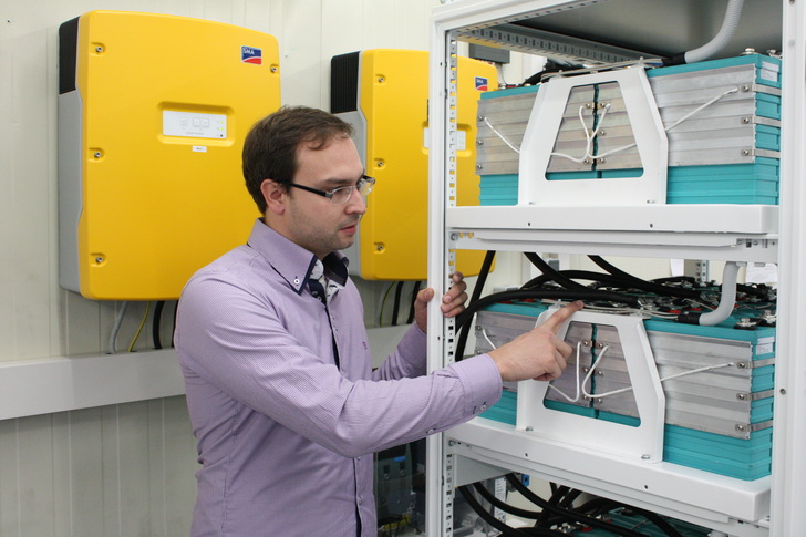 Daniel Hanneman, CEO at Tesvolt, explains the new production line Li - © Heiko Schwarzburger
