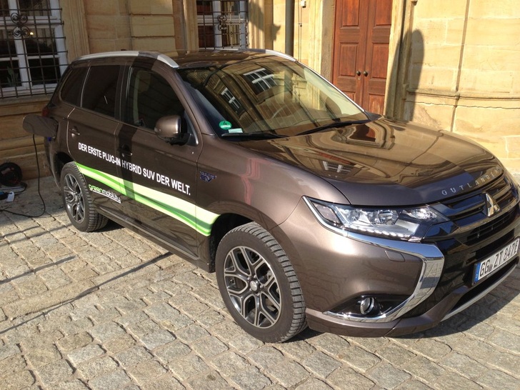 The car is a hybrid combining two e-motors and one combustion engine.