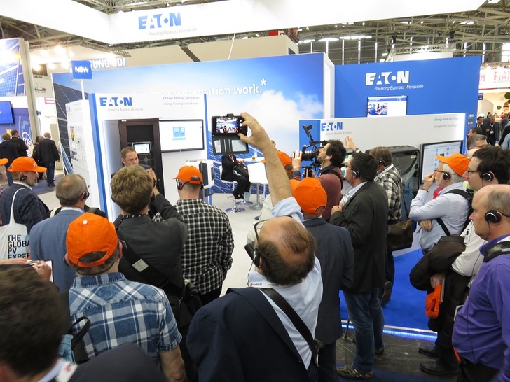A lot of international experts, as here a U.S. group - guided by pv Europe, got to know the newest innovations around PV, energy storage, e-mobility and power-to-heat at The smarter E Europe. - © Lingnau/NovaMotion
