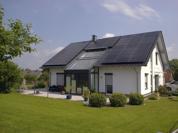 New homes benefit from good planning and efficient solar modules. - © Solartechnik Stiens
