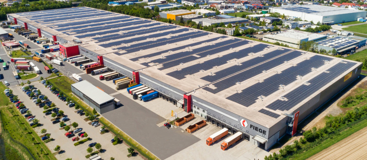 The logistics centre with its large area of flat roof is an ideal platform for such a huge installation. - © MaxSolar GmbH
