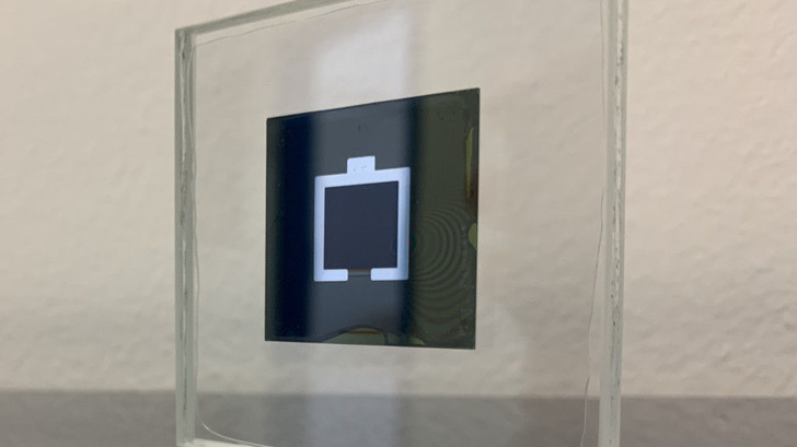 The higher efficiency was achieved by optimizing the contact between the silicon cell and the perovskite layer.