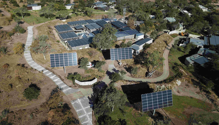 The electricity is supplied by three solar arrays: three trackers, solar roofs and a solar carport. - © DHybrid
