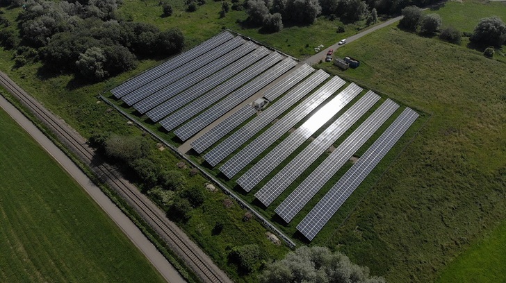 The site of the new Ertingen solar park was at first a no man’s land: no agriculturally or economically meaningful use could be found because excavation deposits from a road construction project had made the land apparently unusable. 