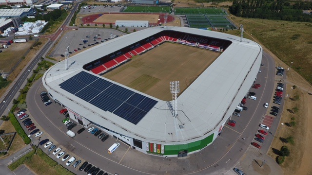 628 Q.PLUS-G4.3 solar modules are installed on a 178.9 kW rooftop array at the stadium of English football league club Doncaster Rovers. - © Hanwha Q CELLS
