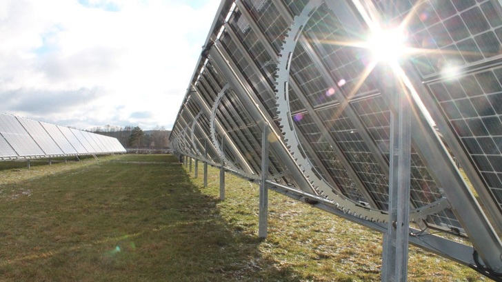 Combining a tracker with bifacial modules provides even higher yield increases. - © Schletter Group
