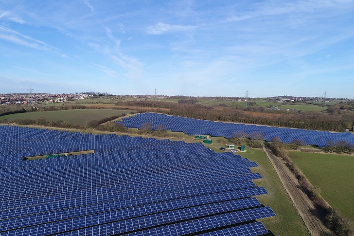 100% of the power generated by the Haigh Hall solar plant built in 2017 near Wakefield is supplied to the nearby Coca-Cola plant. - © Athos Solar
