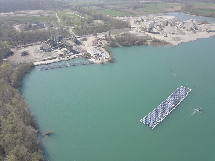 The Baggersee Maiwald flooded gravel pit welcomes Germany’s largest floating PV plant. A quarter of the entire plant with 750 kW can be seen here. - © Erdgas Südwest
