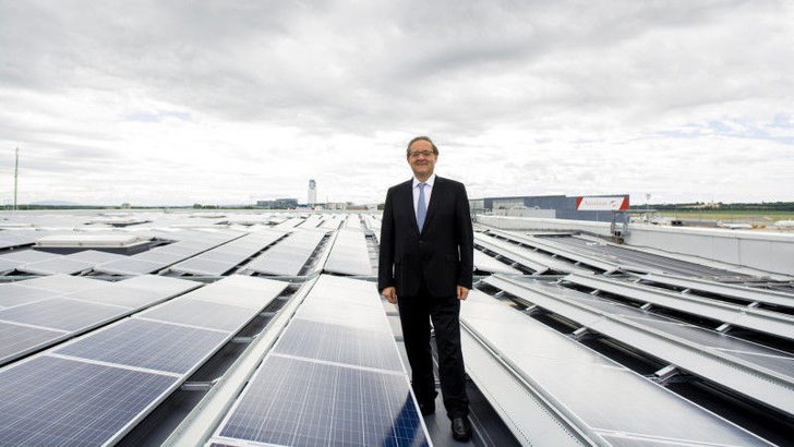 Last year, the operating company of Vienna Airport already installed two photovoltaic plants. CEO Günther Ofner presents the generator on the roof of Hangar 7.