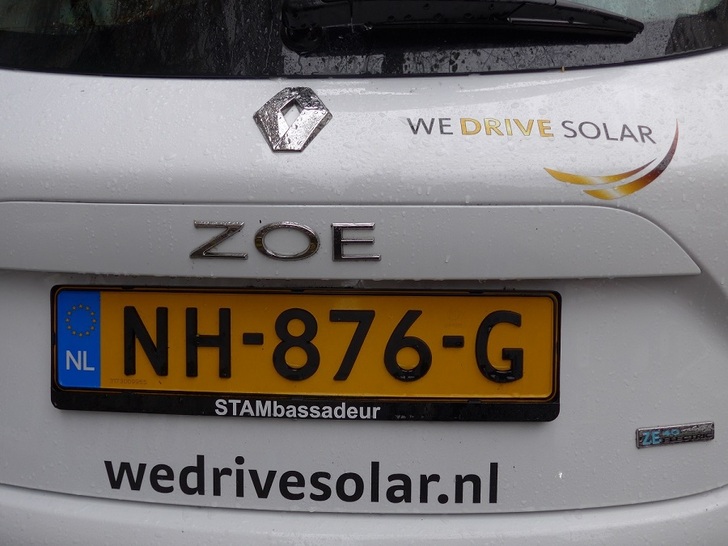 Under the slogan "We Drive Solar" over 30 Renault Zoe are used as car-sharing vehicles that can be charged via PV roof systems and feed back into the microgrid in the district of Lombok.