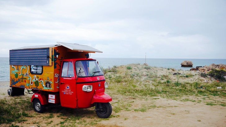 The solar tuc-tuc of Indian engineer Naveen Rabelli: An eyecatcher in many countries on his route from India to Great Britain