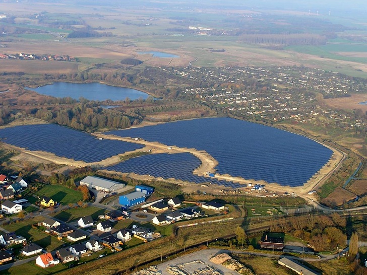 Market barriers for PV in countries like Germany should be torn down in order to meet climate protection and the rising electricity demand of sector coupling.