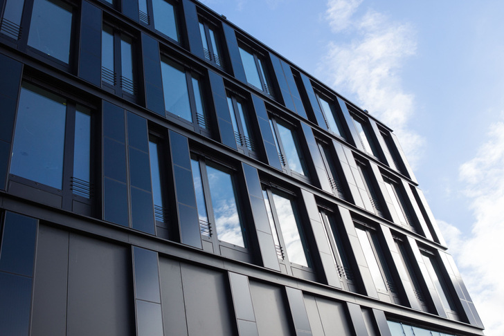 The new office building’s solar façade - © ZSW
