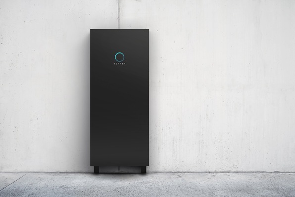 If the public power supply fails for a longer period of time, the Sonnenbatterie can set up a self-reliant power grid in the house.