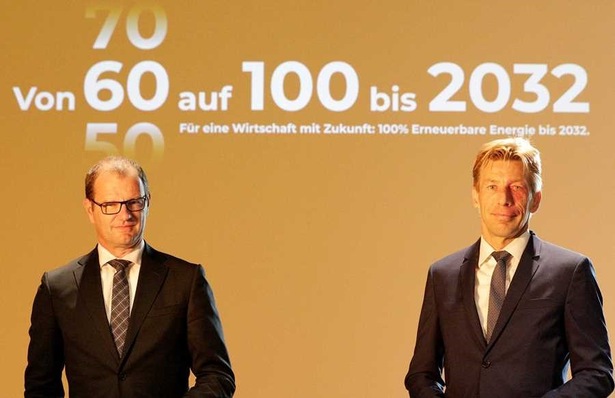 Presenting the strategy "From 60 to 100 by 2032" in Berlin: 50Hertz CEO Stefan Kapferer (l.) and Elia Group CEO Chris Peeters.