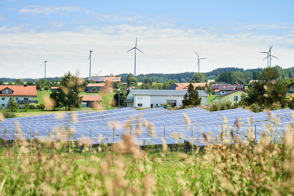 The aim of the pebbles project is to show that local energy and flexibility trading can help to avoid bottlenecks in the electricity grid and thus reduce the costs of energy system transformation. The pictures shows decentralized renewable power generation from wind turbines and photovoltaic on site.