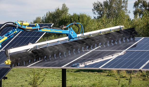 Mounted on standard tractors, the TrackFlex is ready for use within minutes.