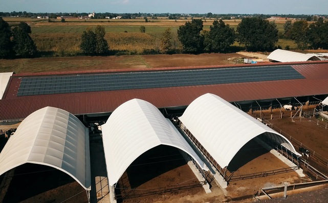 The 330 solar modules power the fans, the cooling cells and the milking system and thereby make the farm more sustainable.