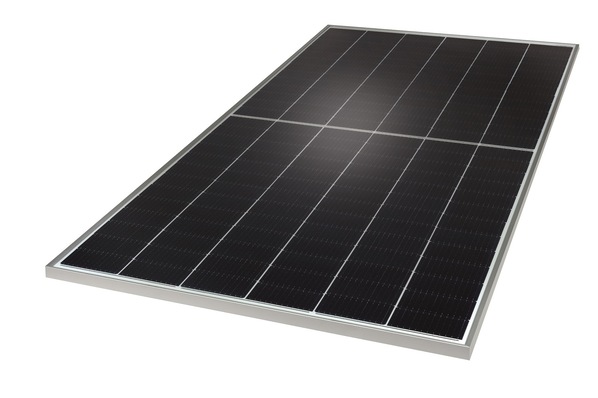 The ML-version has 132 half-cells, 12 more than a standard module, and delivers a module output of up to 395 watts.