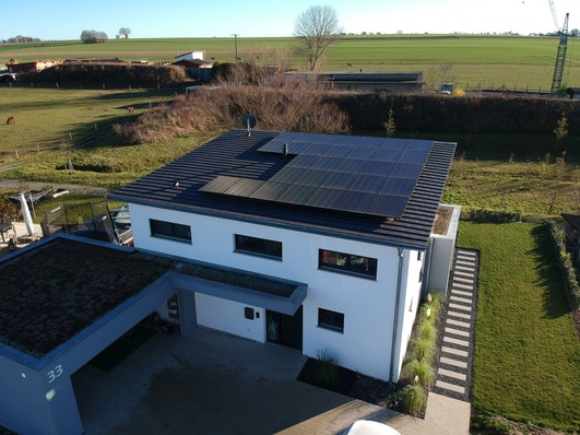 With the photovoltaic system, which has an output of almost 10 kilowatts, the family can cover 74 percent of its electricity needs.