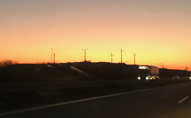 The only alternative to nuclear energy can be renewables, including wind power, in combination with storage.