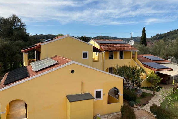 In the Honigtal hotel in the north of Corfu, a 13-kilowatt system was installed parallel to the roof, which with an annual yield of approx. 19,000 kilowatt hours completely covers the electricity needs of the location.