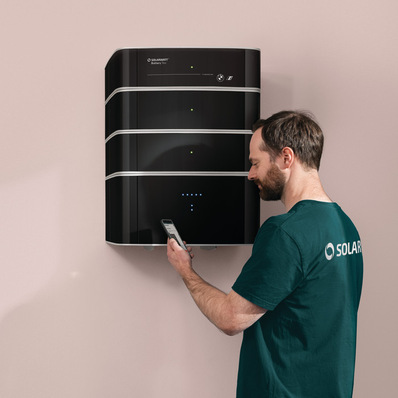 A battery storage system helps to increase the self-consumption rate to up to 80 percent, which reduces the energy costs as well as the CO2 emissions of the household.