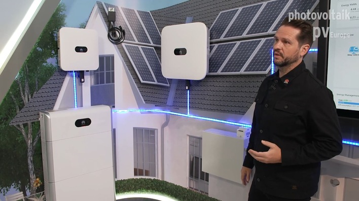 Dieter Jauch, Product Manager of Huawei, demonstrates the new LUNA2000.