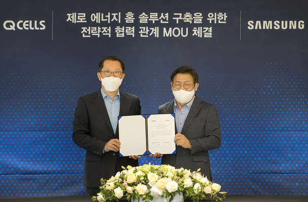 Hee Cheul (Charles) Kim, CEO of Q Cells, and JaeSeung Lee, President and Head of Digital Appliances Business at Samsung Electronics, following the signing of the MoU on July 2.