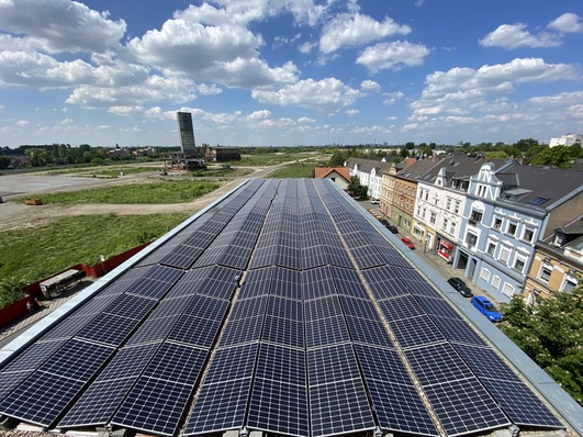 The photovoltaic system with 60 kilowatts of power found its place on the new building.