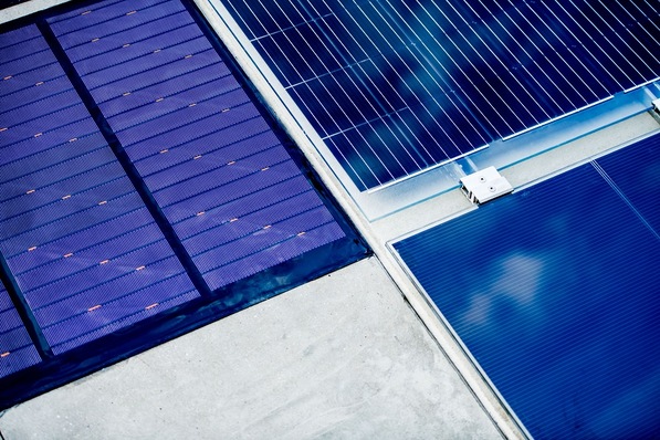 Different types of solar cells are integrated in the noise barriers in the test installations.