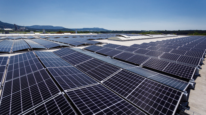This solar plant on a hall roof in Dormettingen is operated by Q-Cells under contracting.