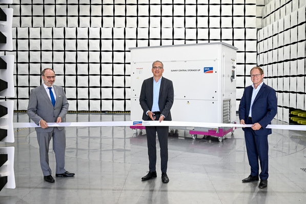 SMA CEO Jürgen Reinert (right), SMA Finance Director Ulrich Hadding (left) and the state of Hesse's Minister of Economics Tarek Al-Wazir open the new SMA test centre for electromagnetic compatibility.