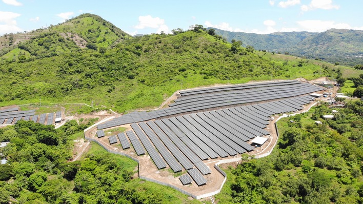 Due to the steeply sloping and uneven terrain, the layout of the plant had to be planned flexibly, with some mounting tables installed in an east/west orientation.