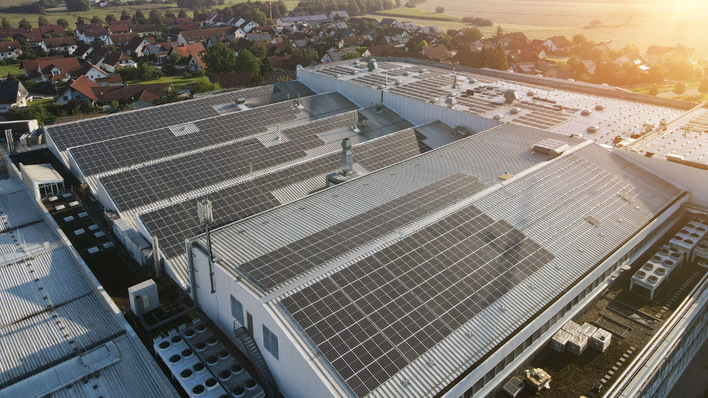 The new solar roofs supply the battery plant in Schierling with clean electricity.