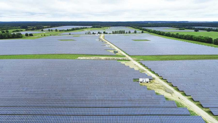 Belectric crossed the mark of four gigawatts of installed solar capacity worldwide. The course to five gigawatts is set: In Tramm-Göthen, the solar company is currently building the largest, independent PV system in Germany.