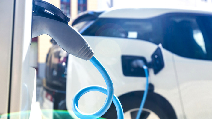 The battery status data is read out with a combined charging and diagnostic device.