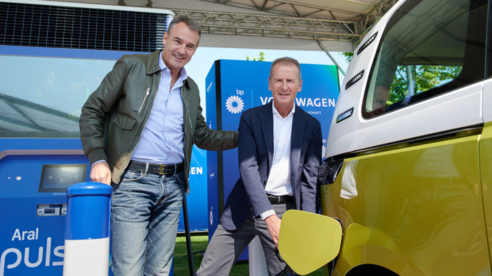 Bernard Looney, CEO of BP (left), and Herbert Diess, CEO of VW, inaugurate the first joint charging station in Düsseldorf.