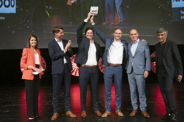 Tesvolt founders Simon Schandert and Daniel Hannemann receiving the "Innovator of the Year 2022" trophy.